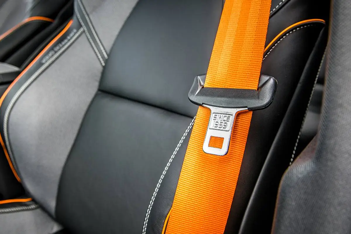 Couple find thousands of dollars after thug steals their car but didn't put his seatbelt on