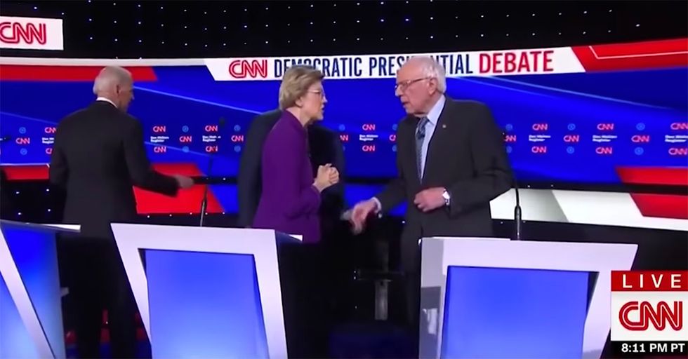 Elizabeth Warren Refuses to Shake Hands with Bernie Sanders [VIDEO]