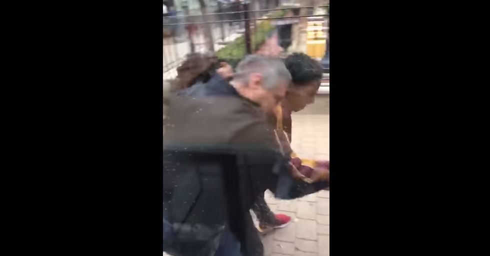 Chicago Teens Attack Security Guard. Then He Pulls His Gun!