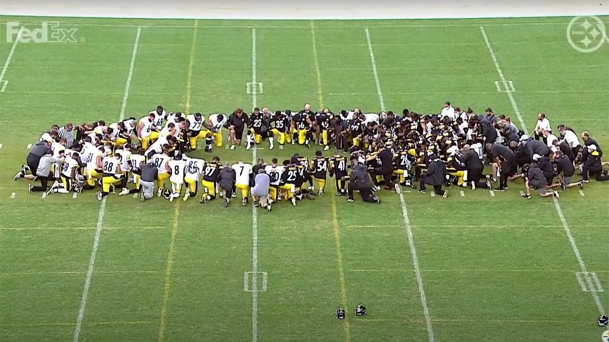 Head Coach Mike Tomlin Leads the Steelers in Taking a Knee ... in Prayer