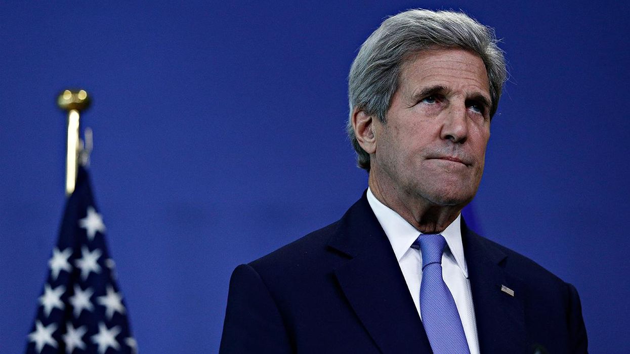 'Climate Czar' John Kerry Busted Not Wearing Mask on Airplane, Offers Questionable Excuse