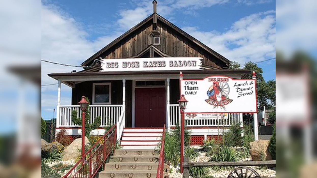 Health Inspector Refuses to Show HIS OWN Vaccine Card While Checking for Others at a Bar