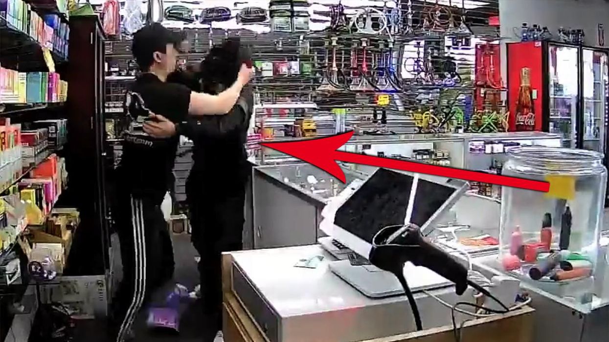 'I'm Dead': Punk tries stealing from Asian vape shop owner, regrets decision almost instantly as he's stabbed