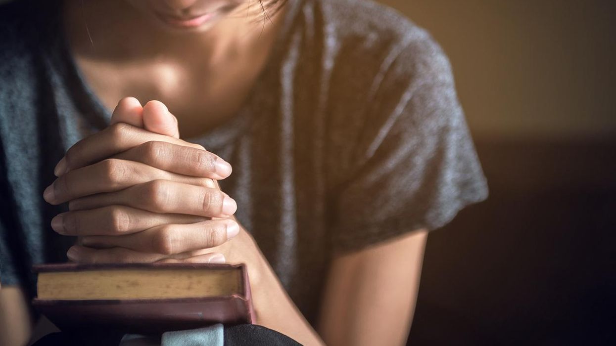 Woman arrested for SILENTLY praying outside of abortion clinic. Like, police even questioned her "are you praying?"