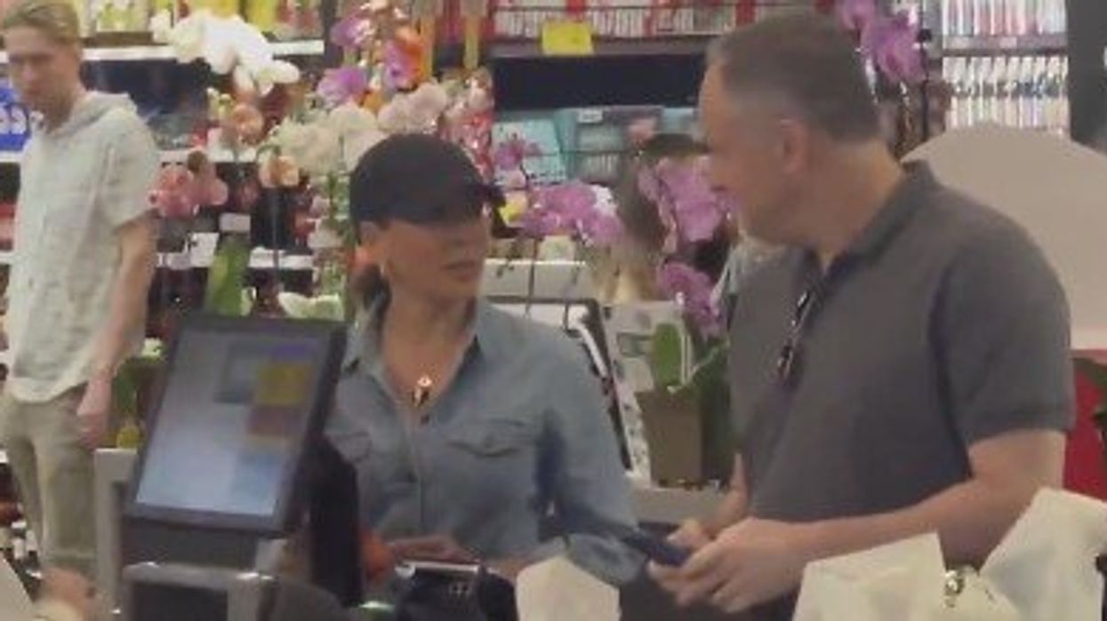 That Harry Sisson clown thinks this video of Kamala Harris out in public is proof America "screwed up badly" electing Trump