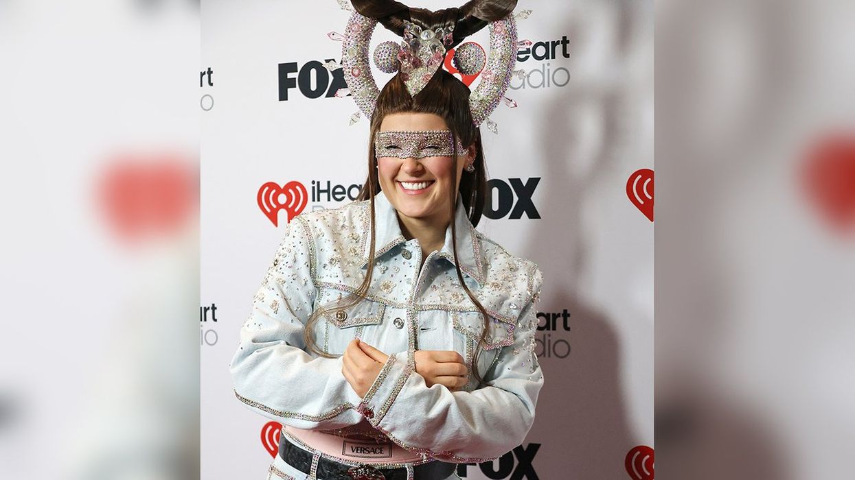 JoJo Siwa, who likes dudes now, claims the LGBTQ community "pressured" her into becoming a lesbian