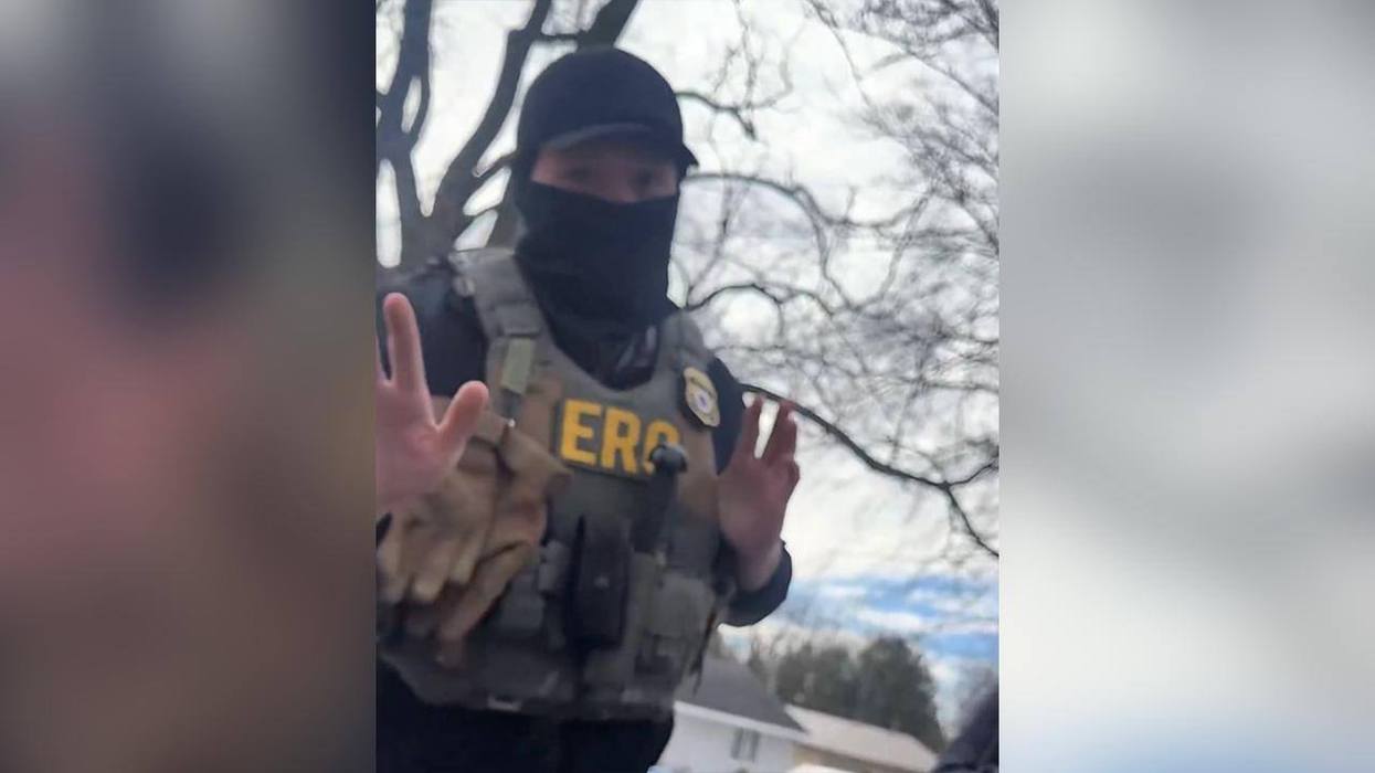 Obnoxious Karen confronts the sassiest ICE agent, faces instant regret when he mocks her looks