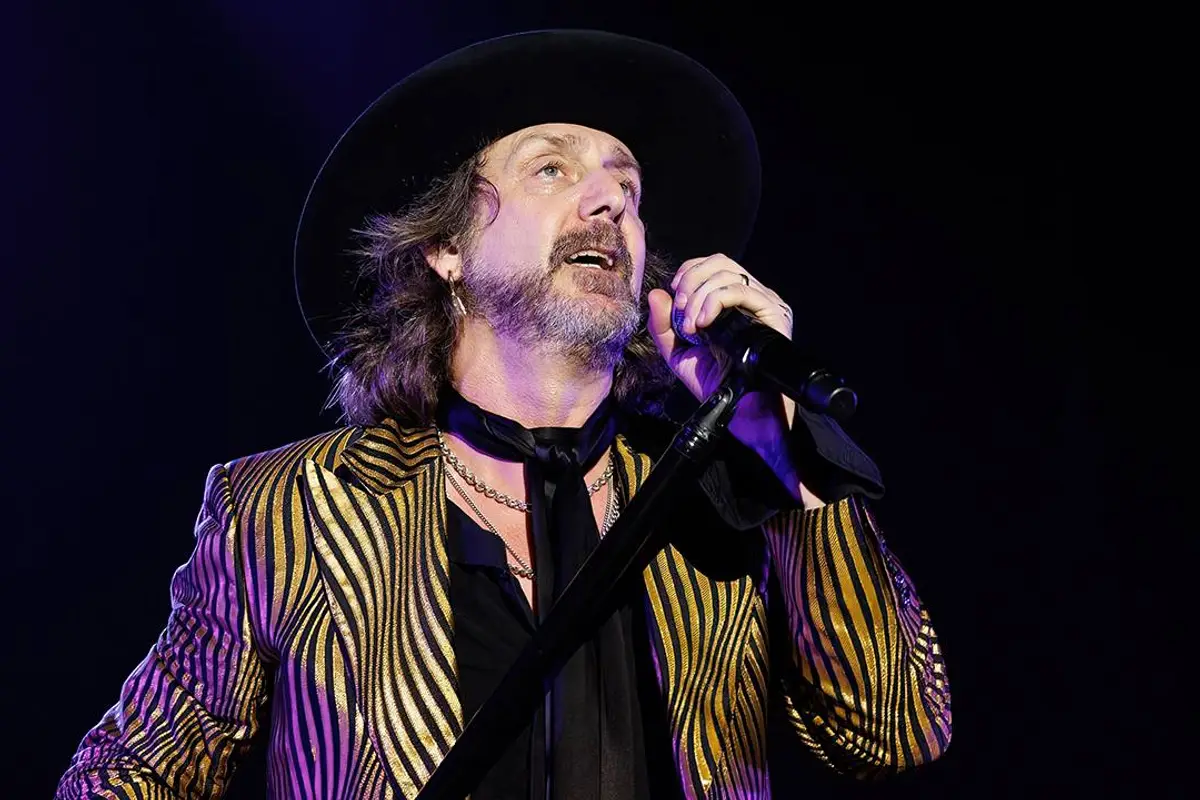 The Black Crowes insult paying fans for chanting "USA" at one of their concerts, so the fans WALK OUT