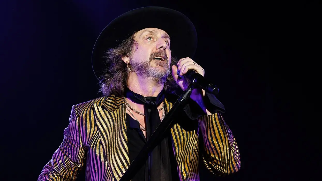 The Black Crowes insult paying fans for chanting "USA" at one of their concerts, so the fans WALK OUT