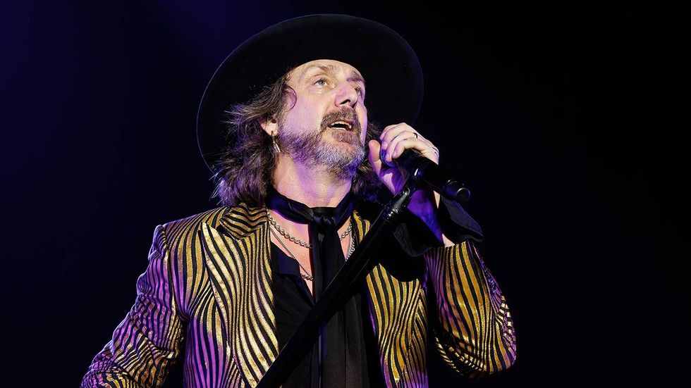 The Black Crowes insult paying fans for chanting "USA" at one of their concerts, so the fans WALK OUT
