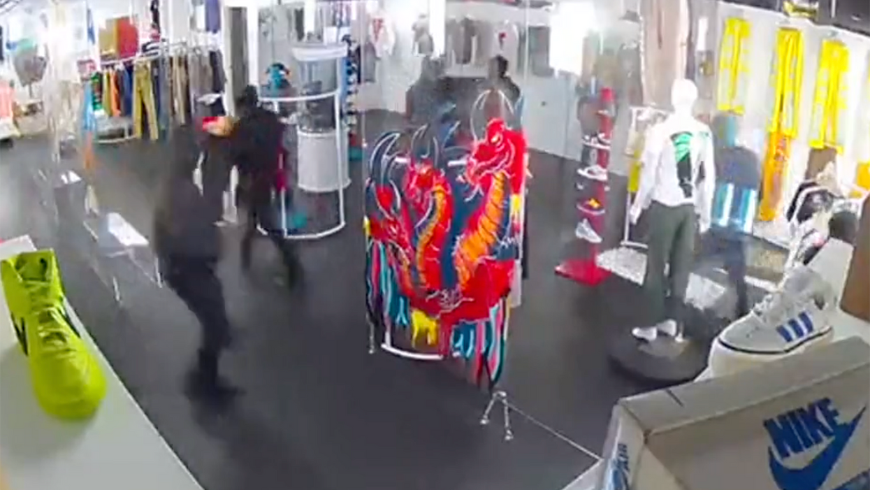 Watch: Shoplifters Empty Out Entire Clothing Store, Casually Walk Out Front Door