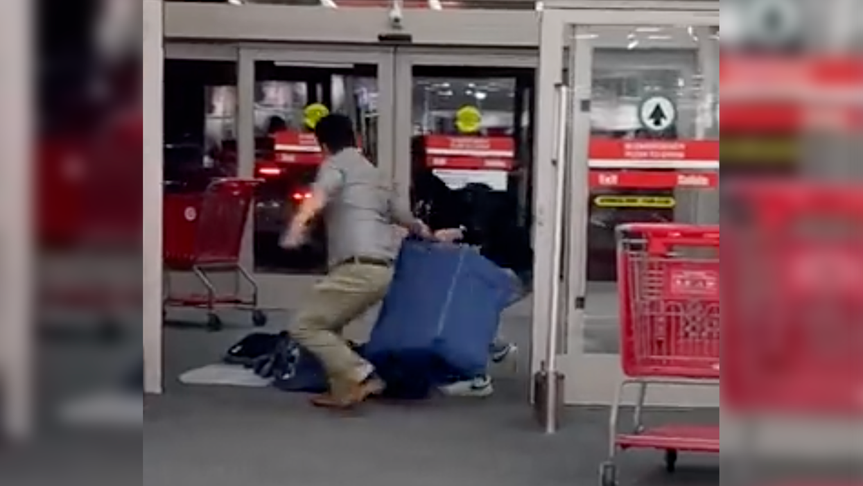 'Get a F***ing Job': Lone Man Tired of Rampant Crime Goes Viral Fighting Back Against Shoplifter