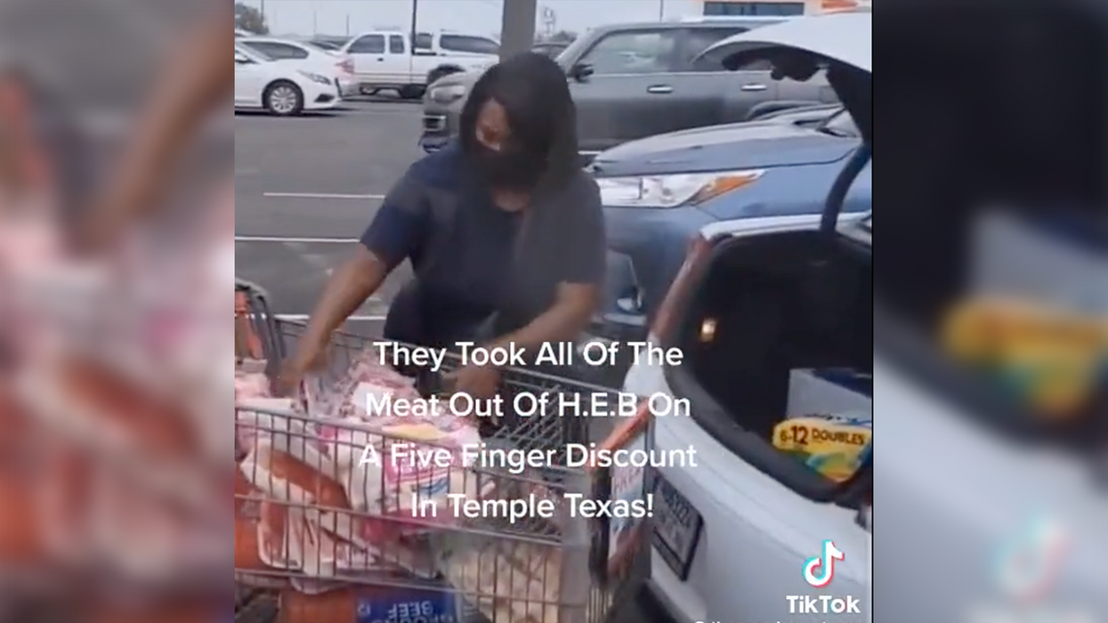Watch as woman unloads an entire shopping cart worth of stolen meat and only one person tries to stop her