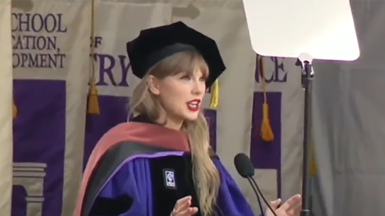 Taylor Swift Gives NYU Commencement Address Where She Tells Graduates to 'Embrace Cringe,β and She Did