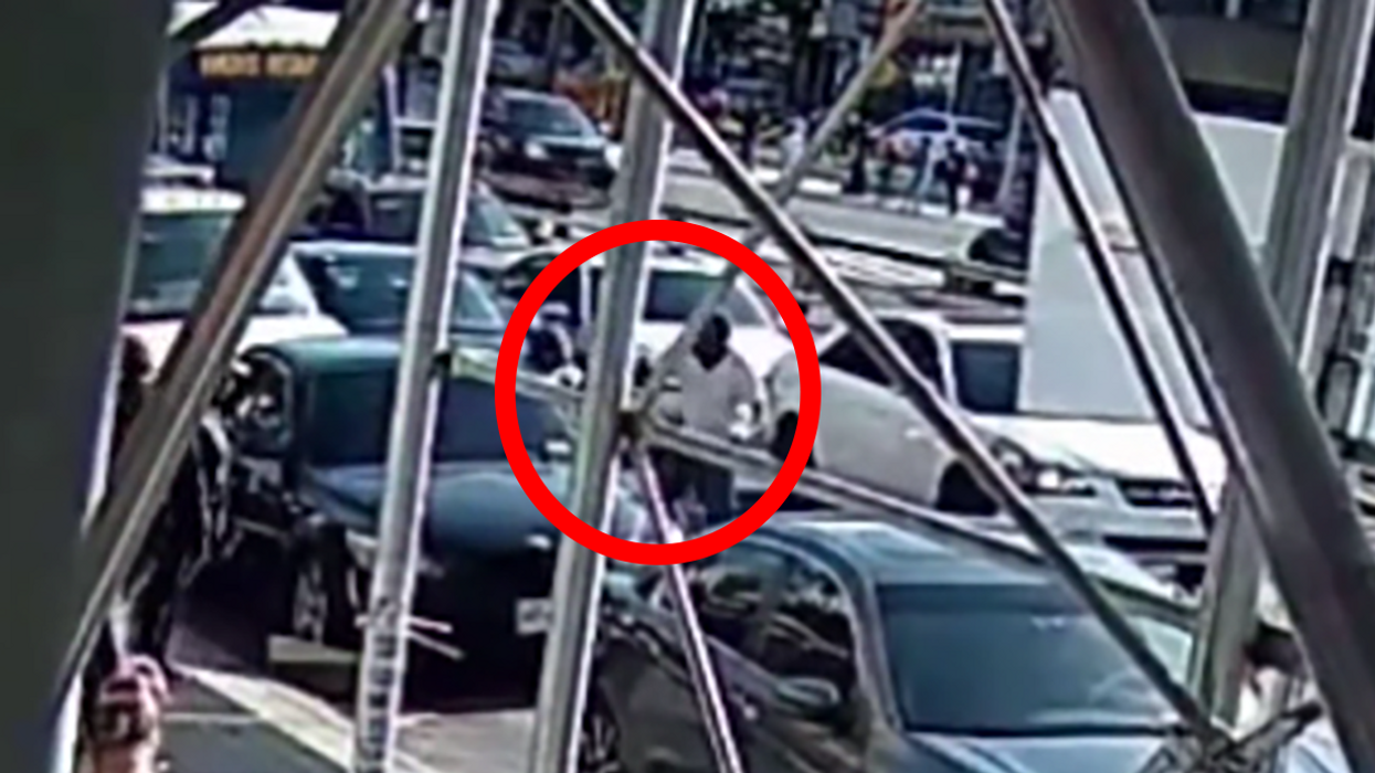 Man Beats Pregnant Woman With a Wrench in Broad Daylight in the Middle of New York Street
