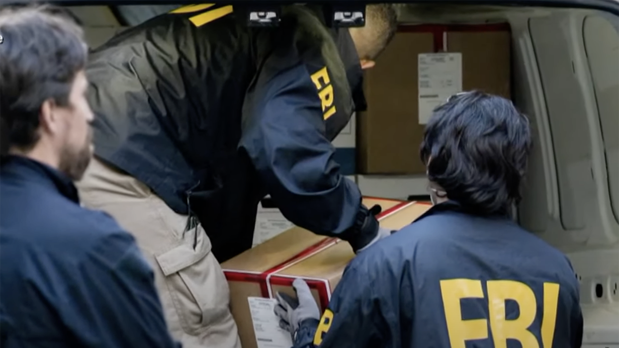 Journalist uncovers memo signed by Trump before leaving office, and it makes the FBI raid look even shadier