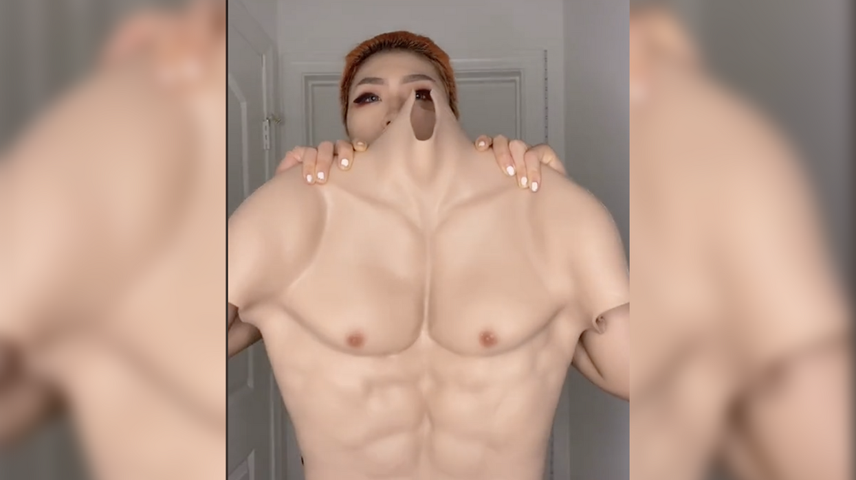 'Nonbinary' person demonstrates how to get that beach bod in mere seconds