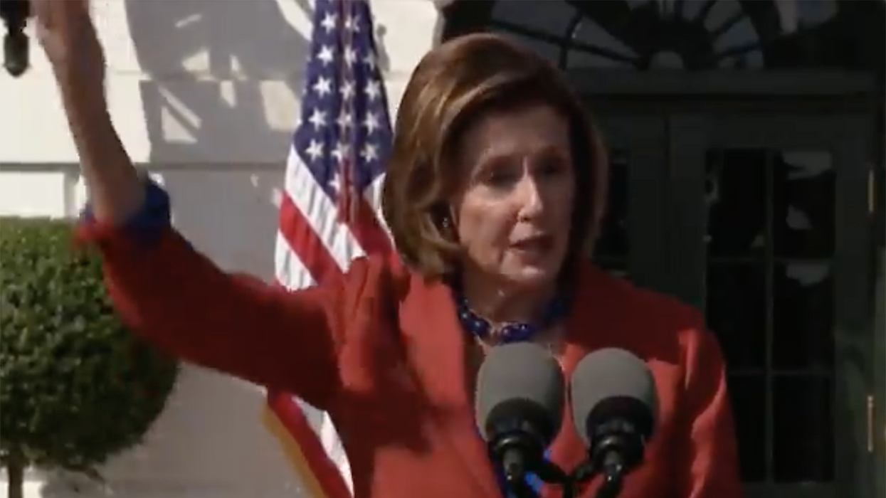 'That's an applause line': Nancy Pelosi blows smoke up POTUS' patootie, lectures crowd for not clapping