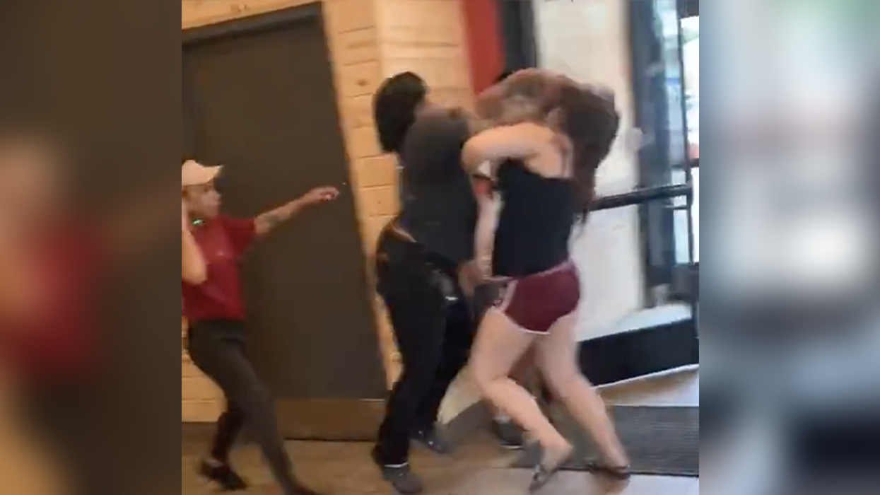 Customer makes mistake of attacking Popeye's employee, catches a side of these hands instead of mashed potatoes