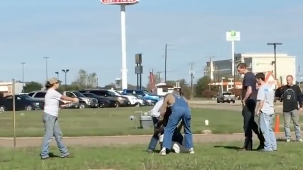 Watch: Dude makes regrettable mistake of stealing an old lady's purse in front of the wrong group of Texans