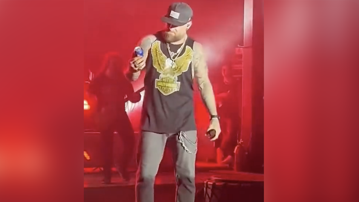 Watch: Country star is thrown a can of Bud Light, what he does with it sends audience into a euphoric frenzy
