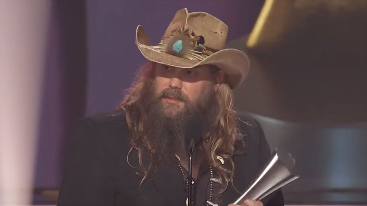 Photog captures Chris Stapleton in down-to-earth moment after winning Entertainer of the Year... helping the cleaning crew