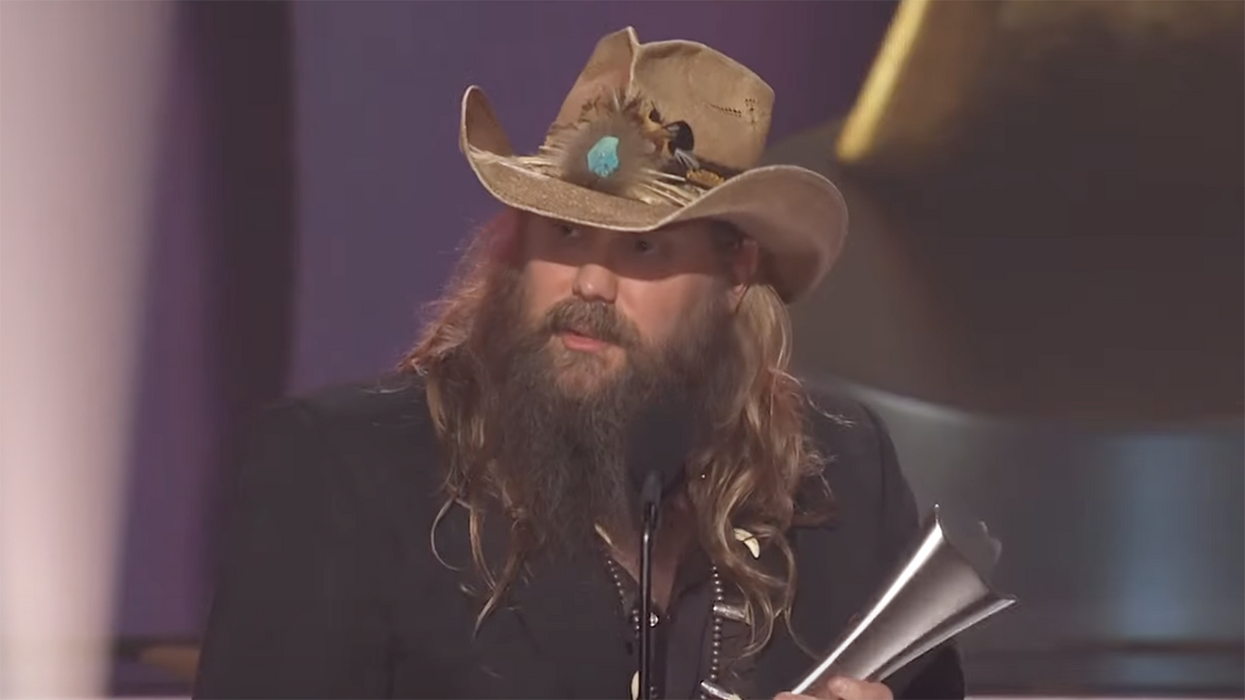 Photog captures Chris Stapleton in down-to-earth moment after winning Entertainer of the Year... helping the cleaning crew