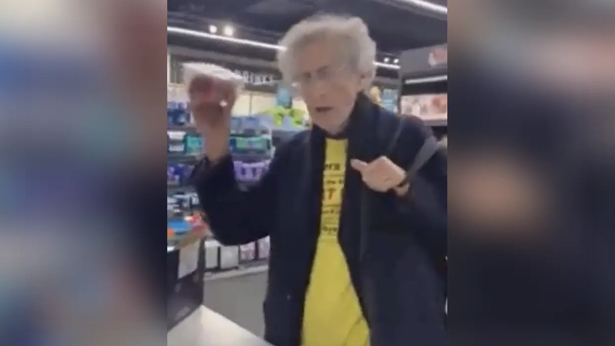 Watch: Our new hero insists on buying fruit with cash at a cashless store, defies them to call the police as he leaves