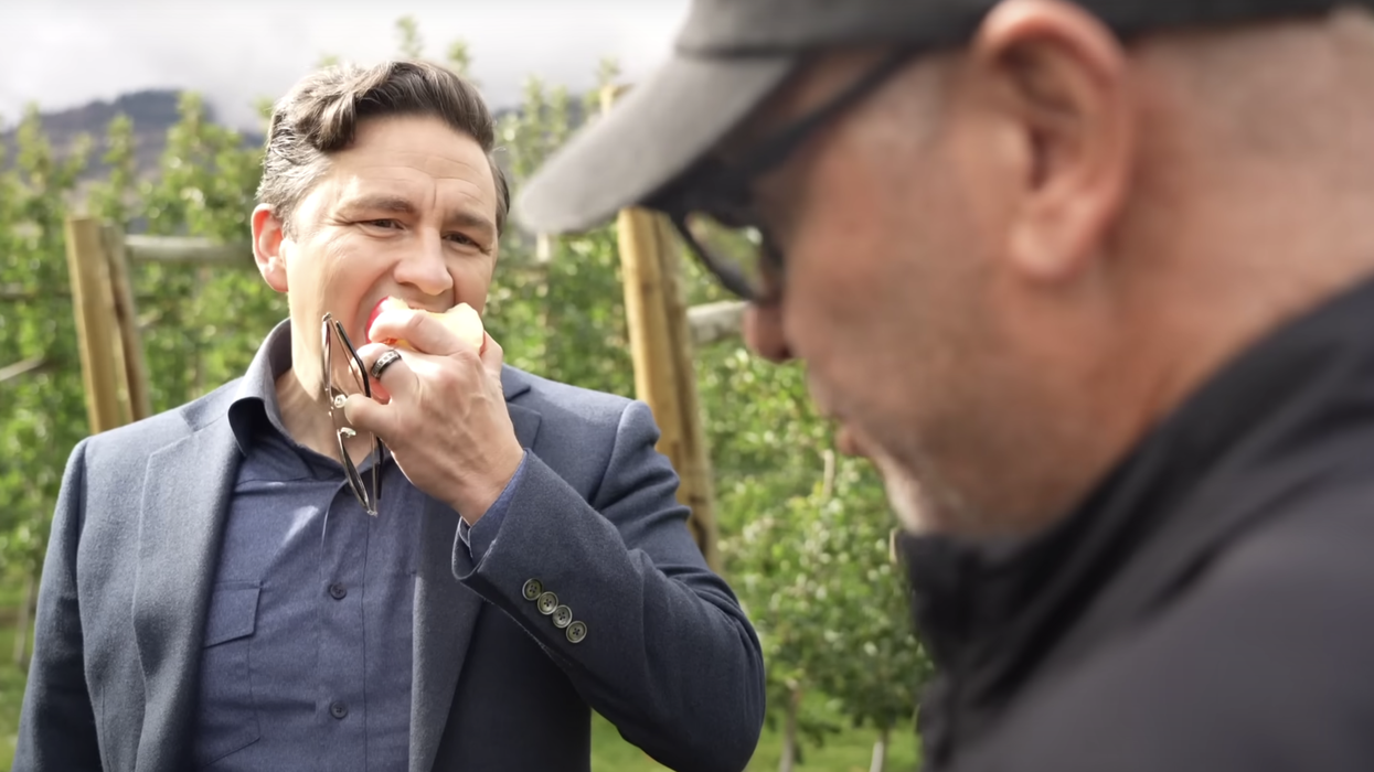 Watch: Conservative leader performs MASTER CLASS responding to reporter's journactivism, all while munching an apple