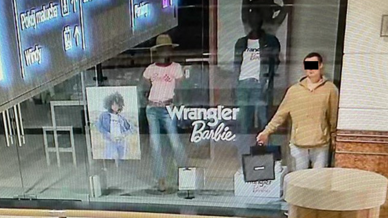 Man Pretends To Be Store Mannequin Before Going On Mall Shopping Spree