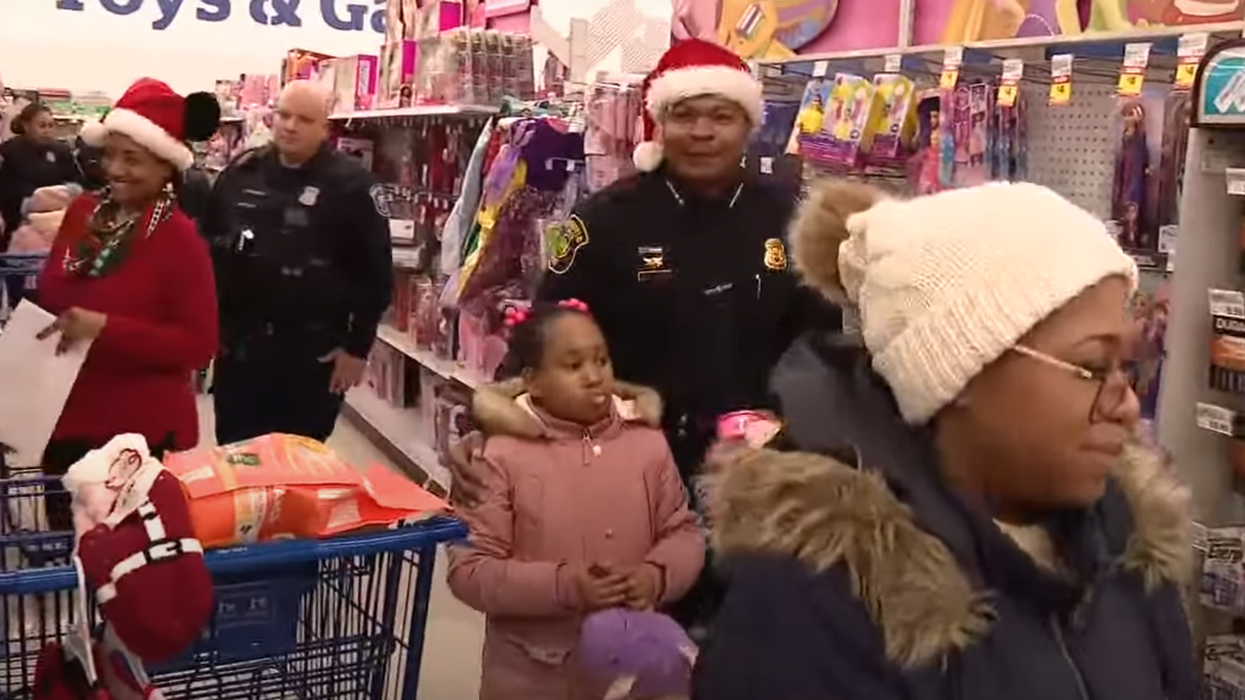 World's Dumbest Woman Shoplifts From Walmart During "Shop With A Cop" Event In Front Of 75 Police Officers