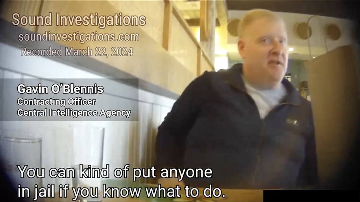 Journalist catches CIA officer boasting about what they did to Alex Jones, on January 6th, and with fake social media posts