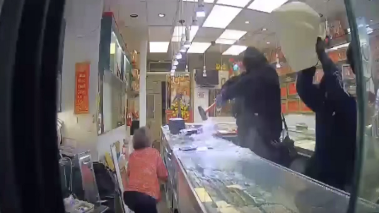 Watch: Another California Jewelry Store Gets Ransacked By Eight Thugs, Until The Owner Pulls Out Hi Gun