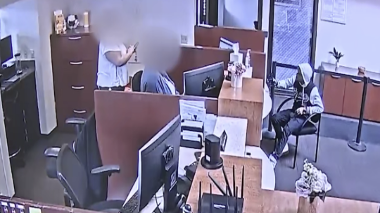 Watch: An illegal migrant can't speak English, so he uses a translator app to rob a bank