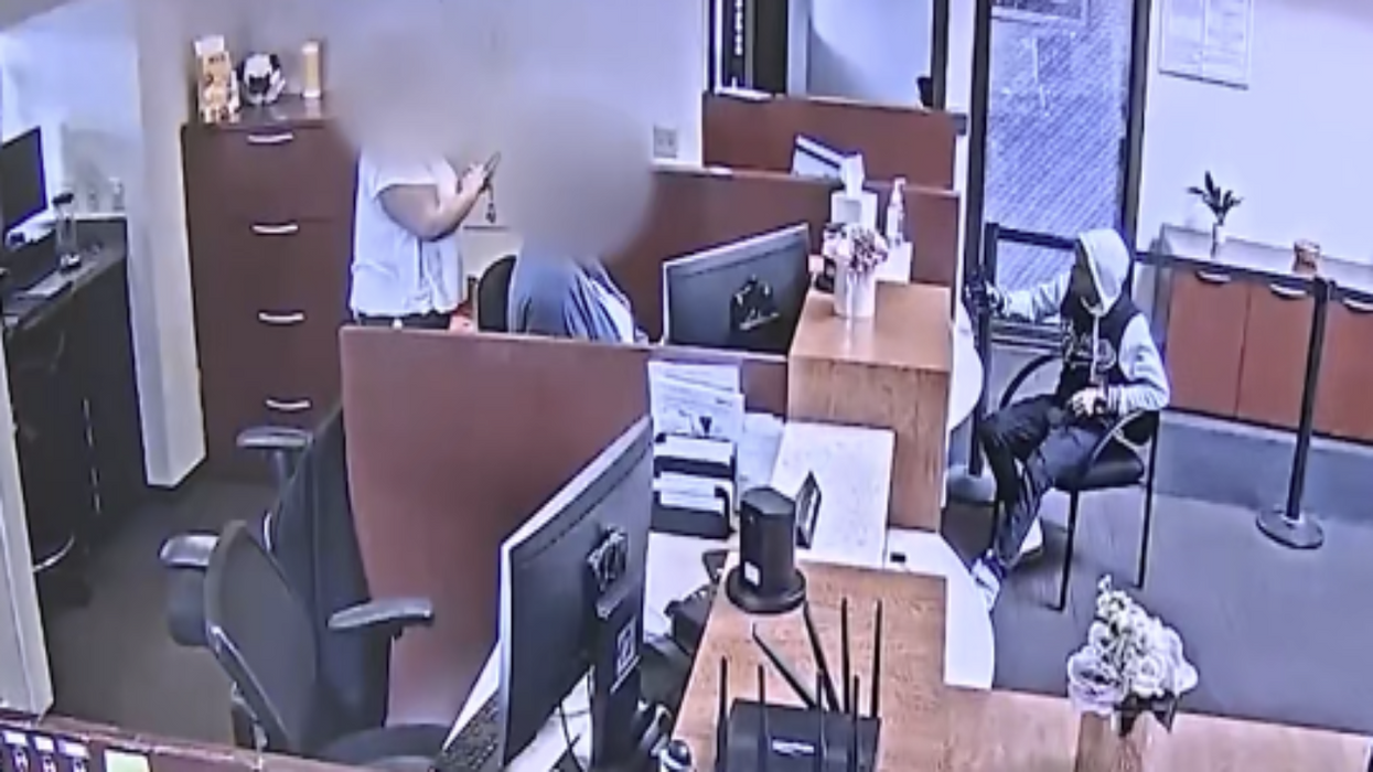 Watch: An illegal migrant can't speak English, so he uses a translator app to rob a bank