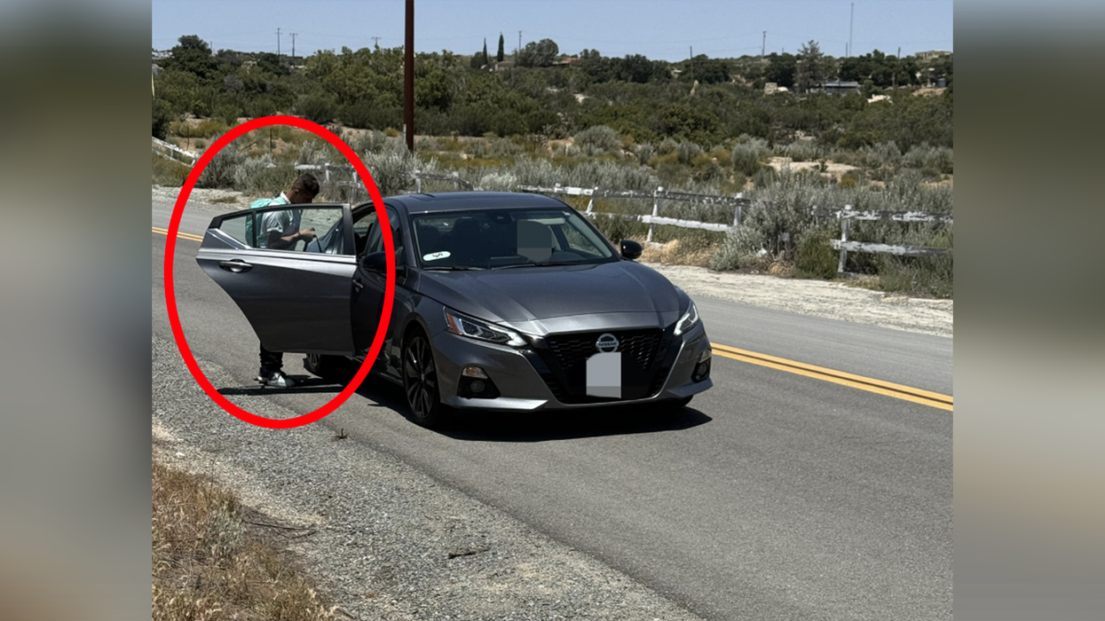 Illegals got bored waiting for border patrol to pick them up after illegally crossing the border... so they called a Lyft
