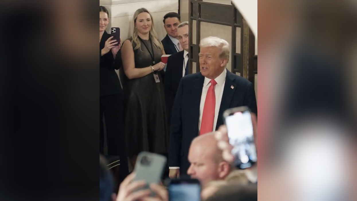 Donald Trump surprises the first White House visitors tour, and their response was an eruption of patriotism