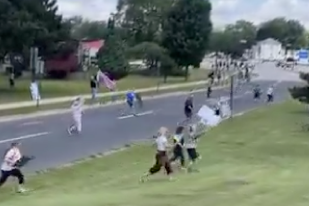 Radical democrats line street to protest JD Vance, but then his motorcade pulls this hilarious maneuver