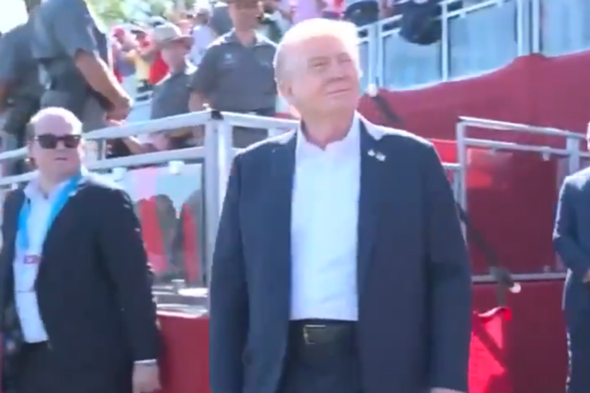 Donald Trump arrives at the Ryder Cup, the crowd's patriotic response is electric