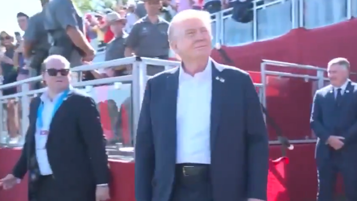 Donald Trump arrives at the Ryder Cup, the crowd's patriotic response is electric