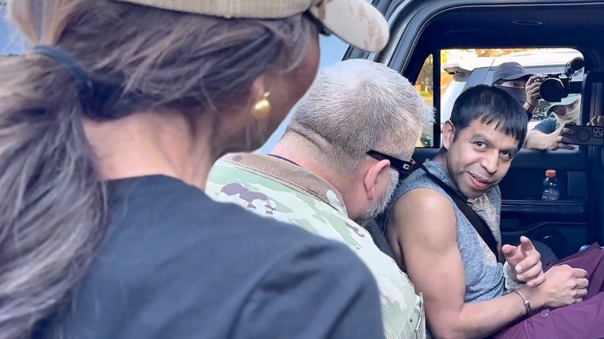 “Let me out”: Migrant tries his best to beg Kristi Noem to let him go after ICE finally caught up to him