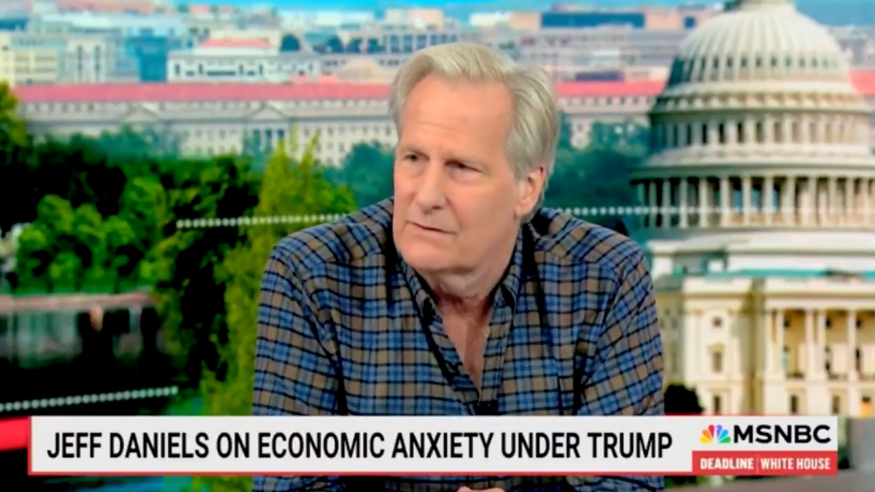 "Dumb and Dumber" actor still freaking out over Donald Trump "poop" video, tries comparing it to Abraham Lincoln