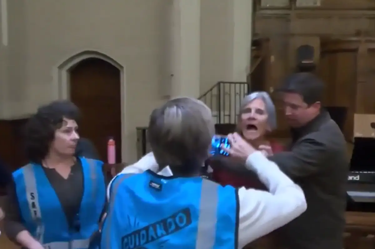 Methodist Church Holds Classes On How To Film Ice Agents