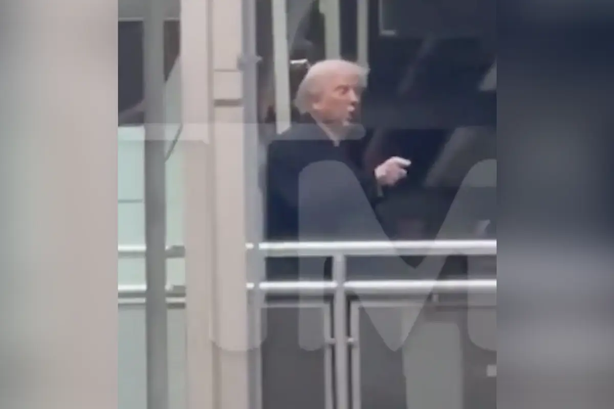 Donald Trump flips off auto worker, tells him to go f*ck himself (to be fair, the guy was asking for it)