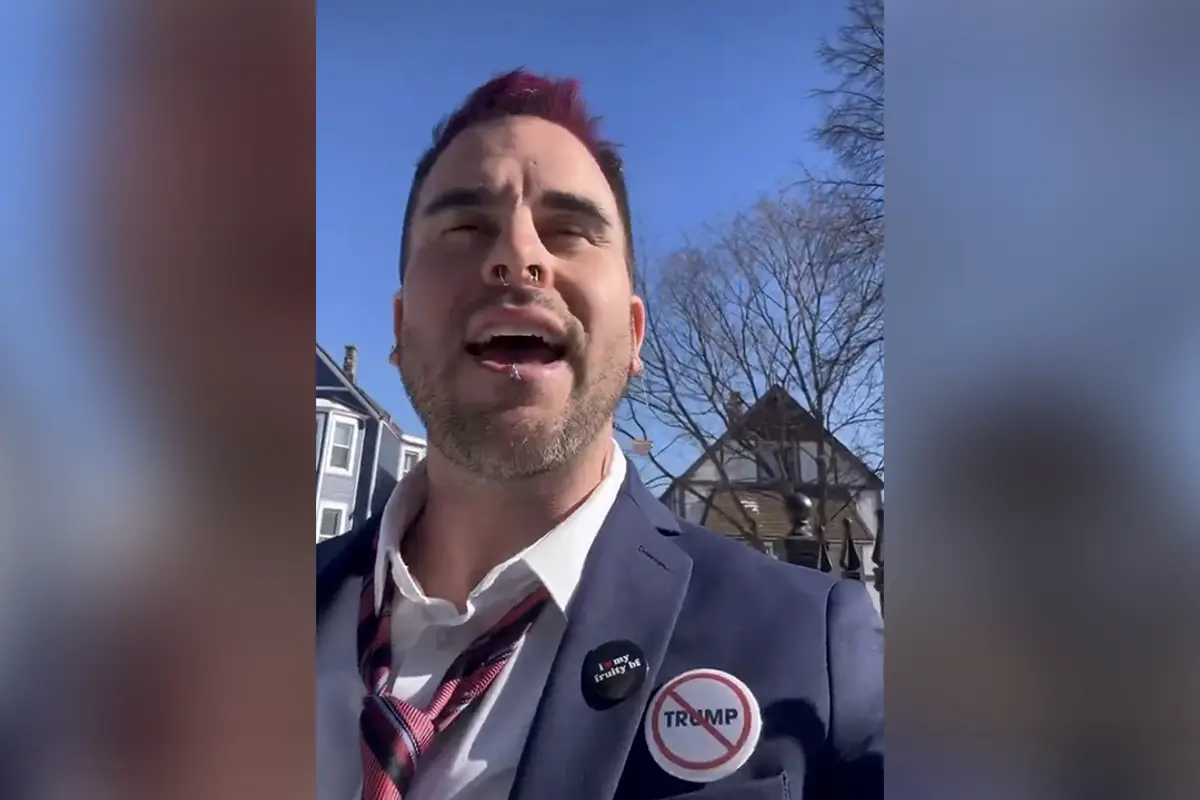 Based internet troll gets unsuspecting leftist to realize she's the actual fascist