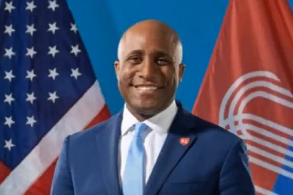 Democrat mayor defends letting men in women's bathrooms because of how easy it is to accidentally walk into one