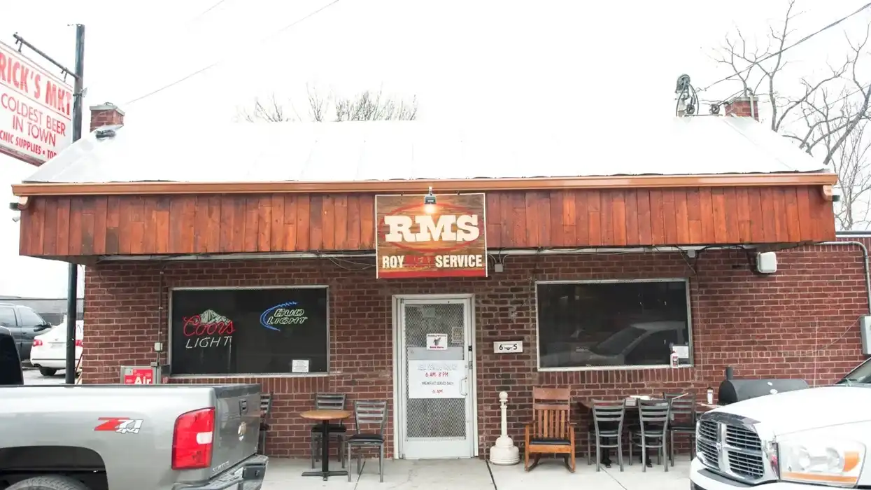 "Karen" Is Suing Her Neighbor Over The Delicious Smells Of His BBQ Restaurant That She CHOSE To Move In Next To